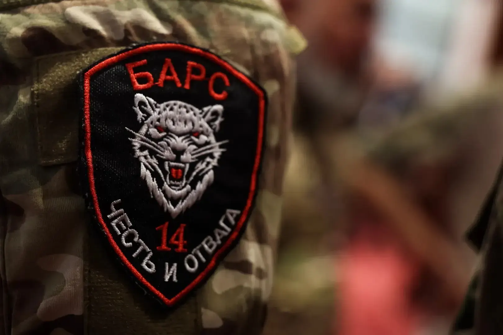 Студентам РАНХиГС, ВШЭ и МАИ разослали рекламу набора в отряд «БАРС‑Москва»: обещают годовой контракт, выплаты до 200 тыс. руб., премии за сбитые БПЛА и соцгарантии, а также обучение и возможность академического отпуска. Отмечают, что добровольцы «не считаются военнослужащими» и в зону СВО их не направляют.