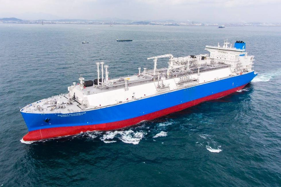 На плавучей регазификационной установке «Маршал Василевский» обнаружены два пулемёта калибра 12,7 мм — они установлены рядом с рулевой рубкой; судно ранее попало под британские санкции.