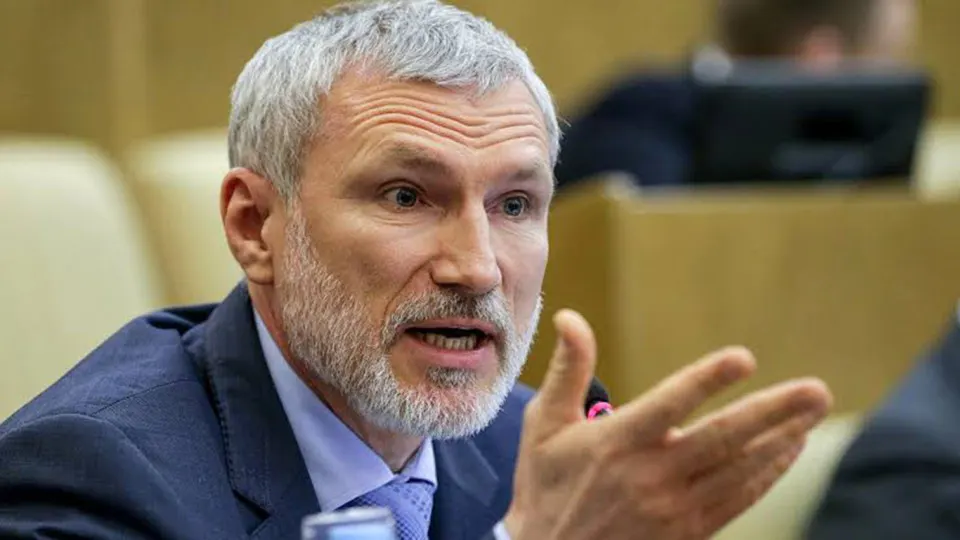 После массированной атаки беспилотников на столицу депутат Госдумы потребовал широкомасштабной операции и «капитуляции» Киева. В результате налёта пострадали заводы, торговые центры и жилые дома, есть раненые, аэропорты временно не работали.