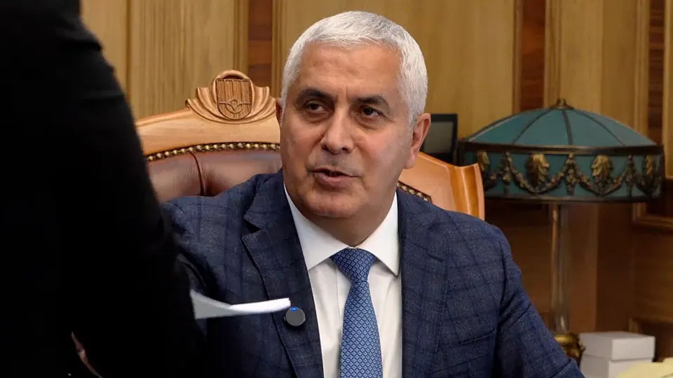 Руководство Южной Осетии решило отстранить от должности действующего премьера; на его место парламенту предложат Марата Камболова. Новому кабинету предстоит обеспечить реализацию двусторонних соглашений с Россией.