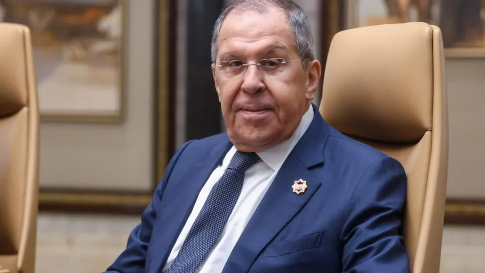 Глава МИД РФ выразил подозрение, что августовская встреча в Анкоридже могла быть рассчитана на то, чтобы дать время для поставок оружия Украине; Москва перестала считать США объективным посредником и отмечает усиление санкционного давления.