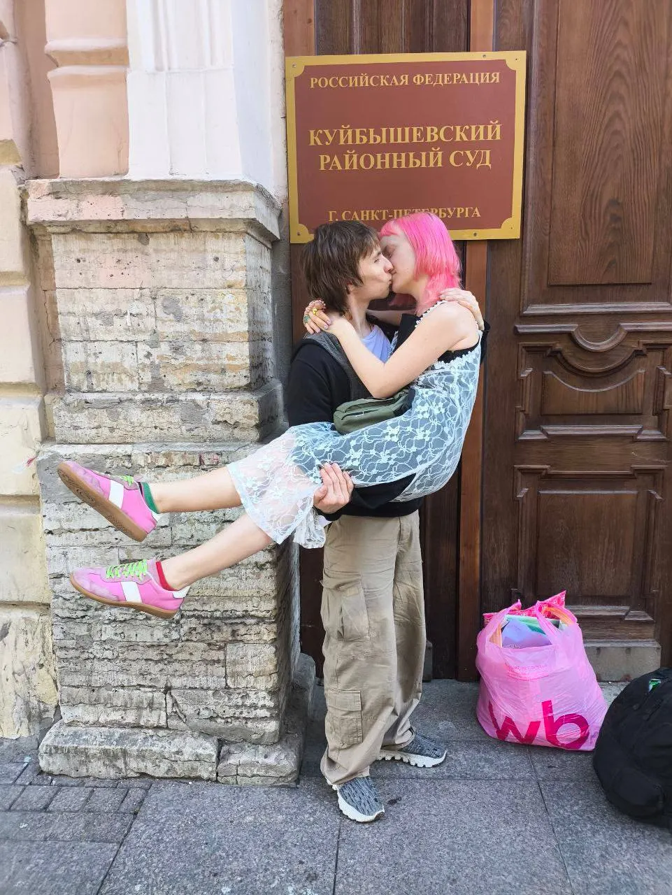 Уголовное дело по обвинению в «склонении к суициду» прекращено; поэт отпущен после почти девяти месяцев в СИЗО. Прокурор возражал против освобождения.