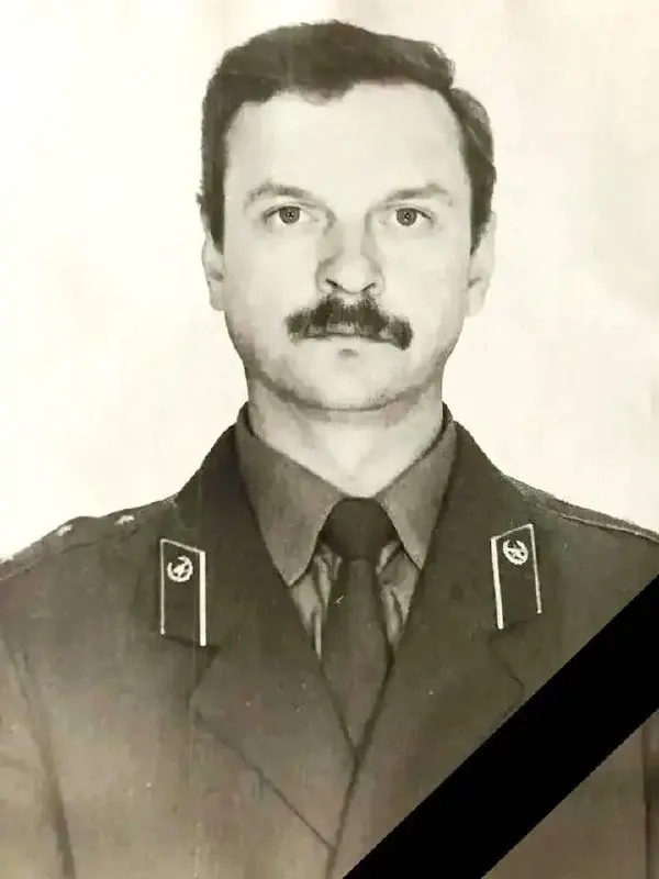 Сообщение о гибели водителя пожарно‑спасательной части Вячеслава Чупахина перестали публиковать на страницах администрации Большой Ижоры. Ранее местные источники и пресс‑служба подтверждали его смерть при тушении пожара после массированной атаки беспилотников; проводились эвакуация и разминирование.