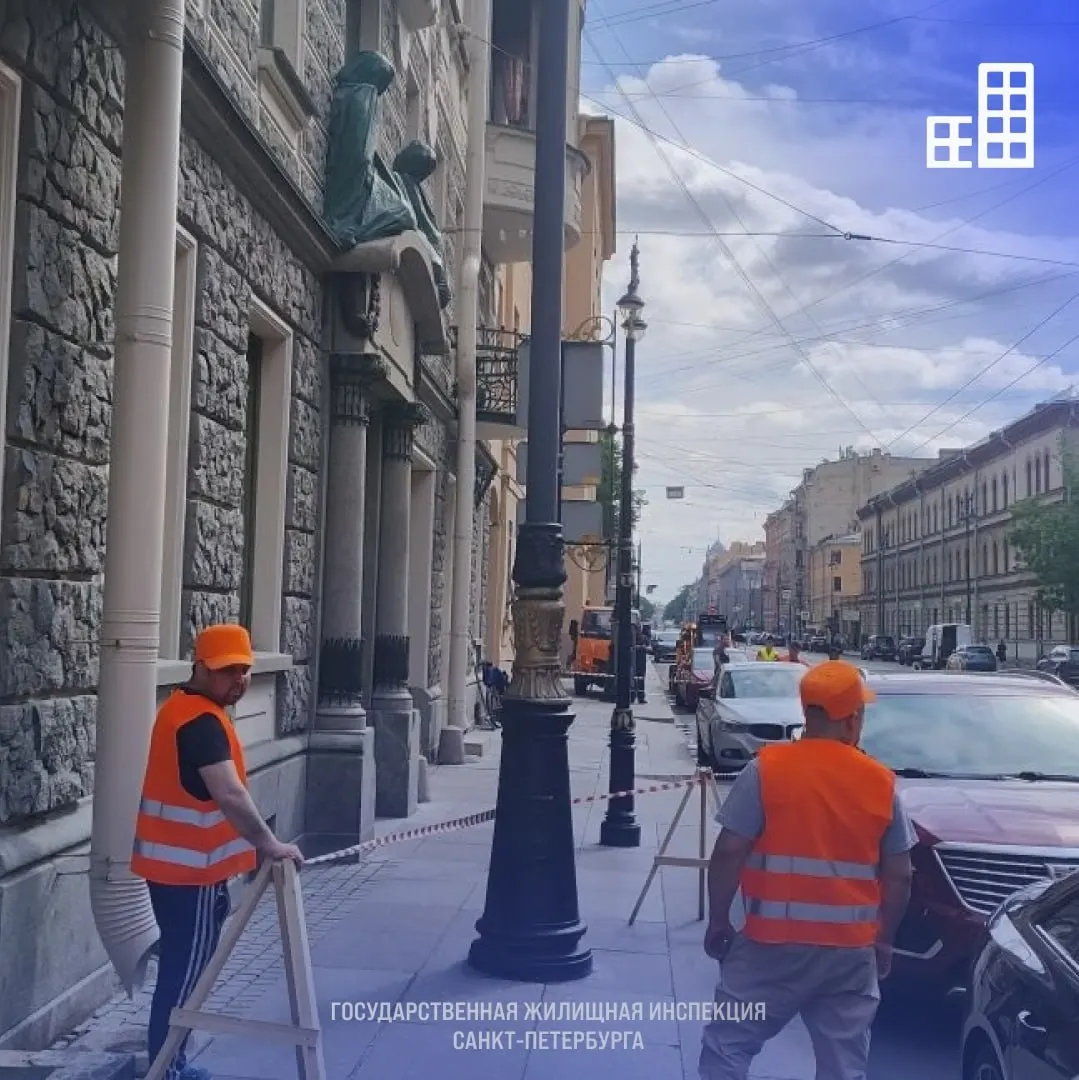 Чиновники и работники коммунальных служб отработали плановую уборку и экстренное реагирование на внезапный снежный коллапс на Кирочной, 6 — чтобы сократить задержки и отладить взаимодействие между подрядчиками и УК.
