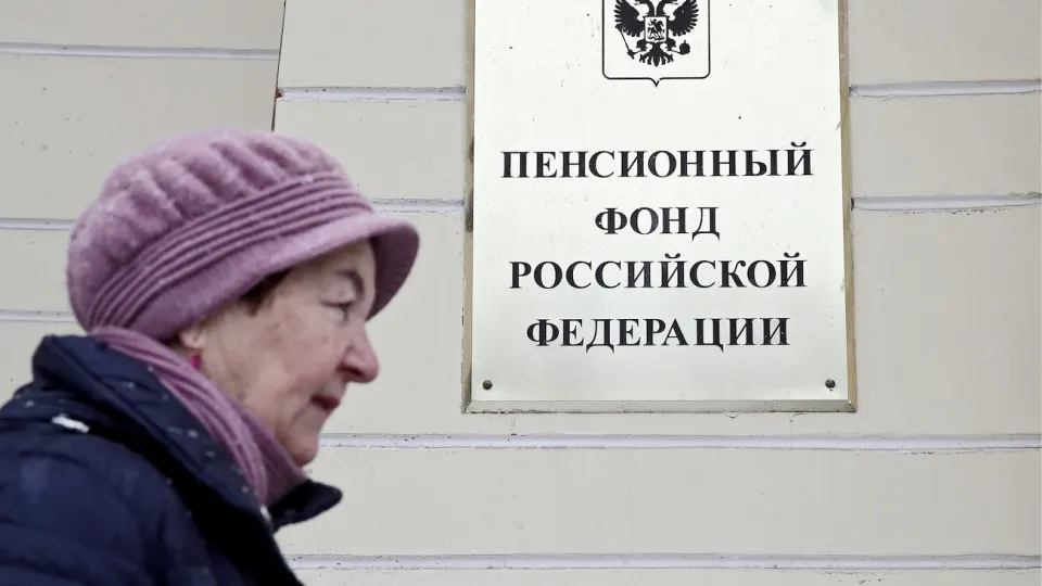Правительство прорабатывает закон, который позволит автоматически перевести пенсионные накопления «молчунов» из управления ВЭБа в программу долгосрочных сбережений — без подписания договоров. Речь о десятках миллионов граждан и триллионах рублей.