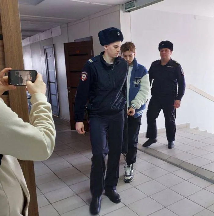 Центральный районный суд Оренбурга вынес приговор владельцу и двоим работникам заведения: им назначены сроки от двух до семи лет лишения свободы по обвинениям в организации и участии в деятельности, признанной экстремистской.