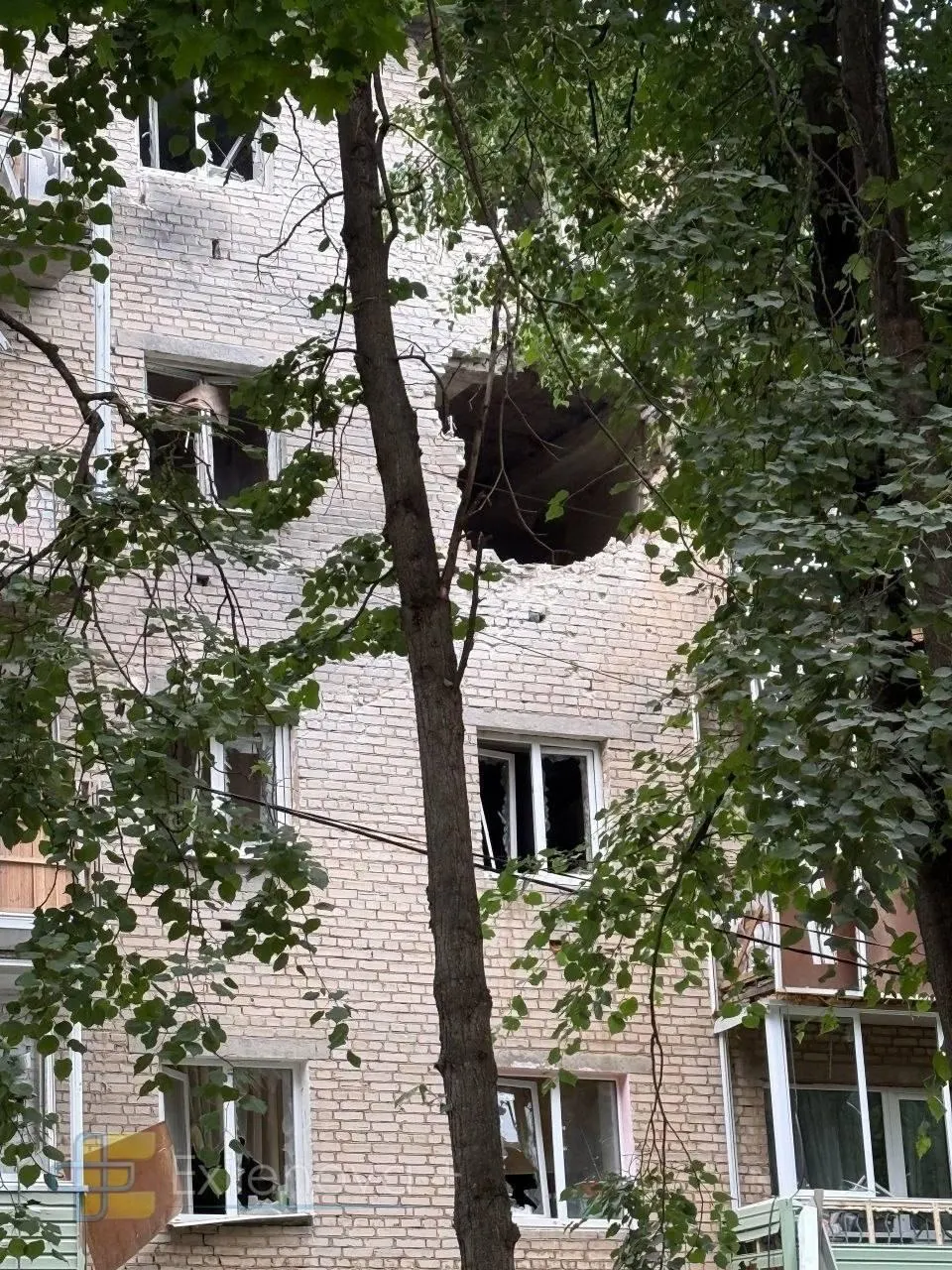 В Щёкино Тульской области беспилотный летательный аппарат поразил жилой дом. Жильцов эвакуировали, на месте работают экстренные службы, по предварительным данным пострадавших нет.