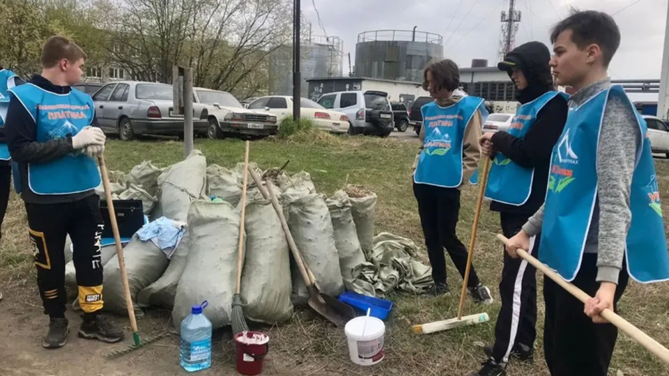 Детский омбудсмен заявила, что большинство россиян одобряют вовлечение подростков в трудовую деятельность. Чиновники предлагают смягчить возрастные ограничения и расширить практики профориентации на фоне роста дефицита кадров.