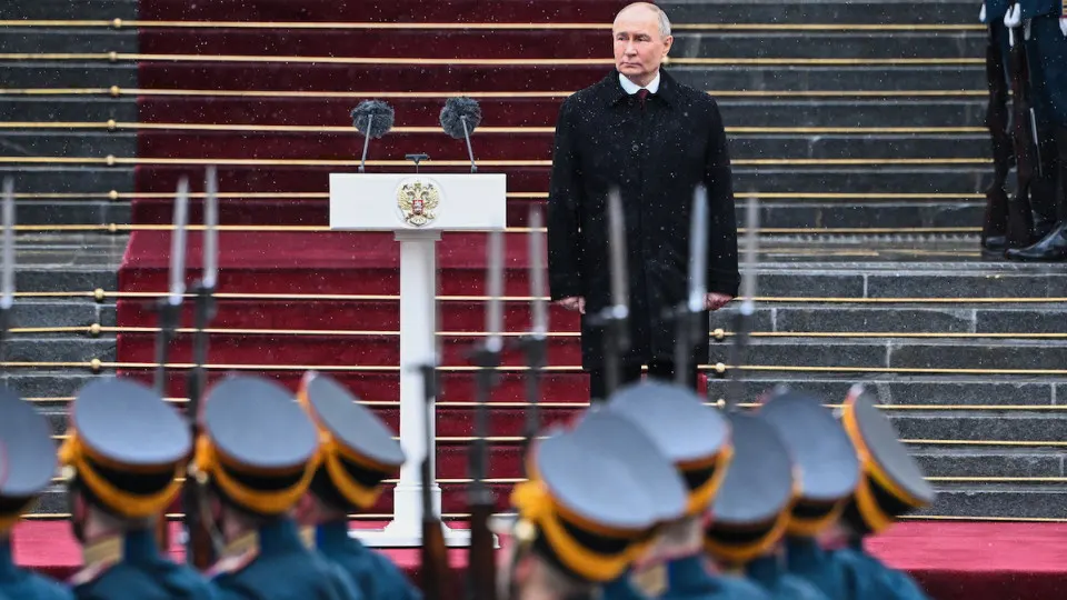 Расходы на оборону в проекте бюджета-2026 могут вырасти почти на 40% — до почти 18 трлн рублей, а суммарные траты на силовые структуры — до 21,8 трлн. Для покрытия перерасхода готовят секвестр гражданских статей, использование резервов и выпуск облигаций.
