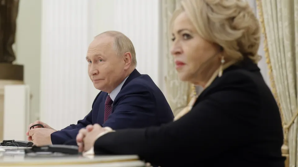 Председатель Совета Федерации предложила учитывать вклад госкомпаний в повышение рождаемости при формировании директив, отборе проектов на льготное кредитование и предоставлении господдержки; также она предлагает привлекать маркетплейсы и онлайн‑сервисы к поддержке многодетных семей.