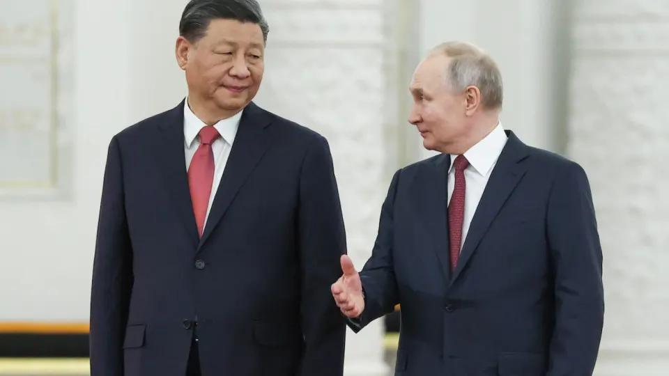 На пленарной сессии ПМЭФ президент заявил о равноправии отношений с КНР, росте высокотехнологичного экспорта и совместных проектах в атомной энергетике; также сообщил о крупных инвестициях «Роснефти» в Индию и снижении зависимости бюджета от нефтегазовых доходов.