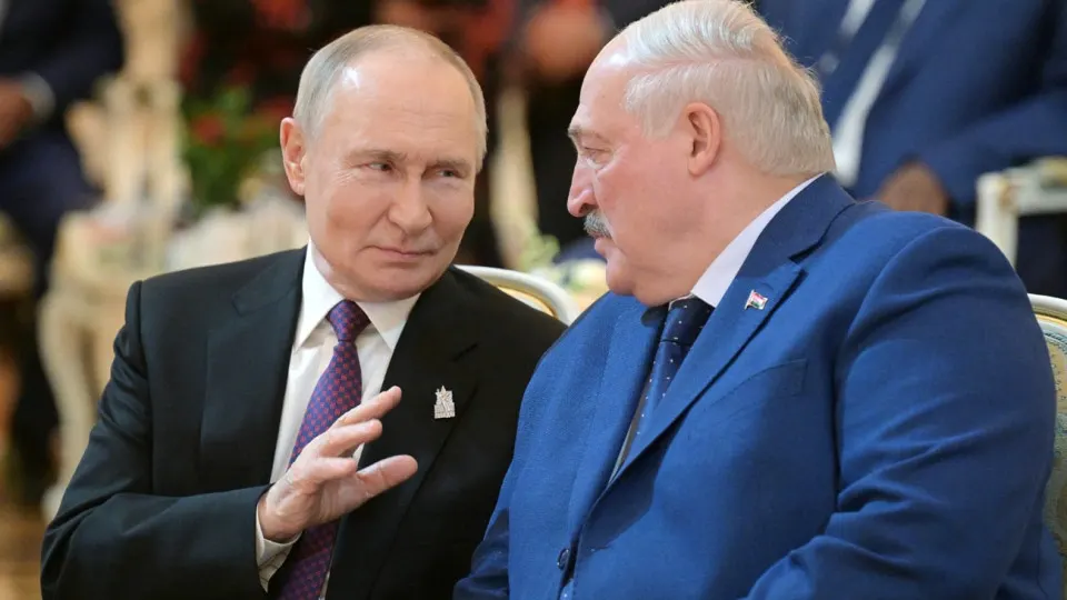 Замглавы МИД Беларуси Игорь Секрета заявил, что республике придётся задействовать все имеющиеся средства при несанкционированном пересечении границы. Ранее Киев требовал демонтажа оборудования на белорусско-украинской границе; после дипломатических контактов Лукашенко провёл встречи с лидерами России и Китая.