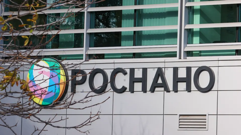 Суд удовлетворил иск о взыскании 5,6 млрд рублей по делу о гибких школьных планшетах; большая часть пенсии направлена на погашение долга, после удержаний остаётся прожиточный минимум пенсионера в Москве.