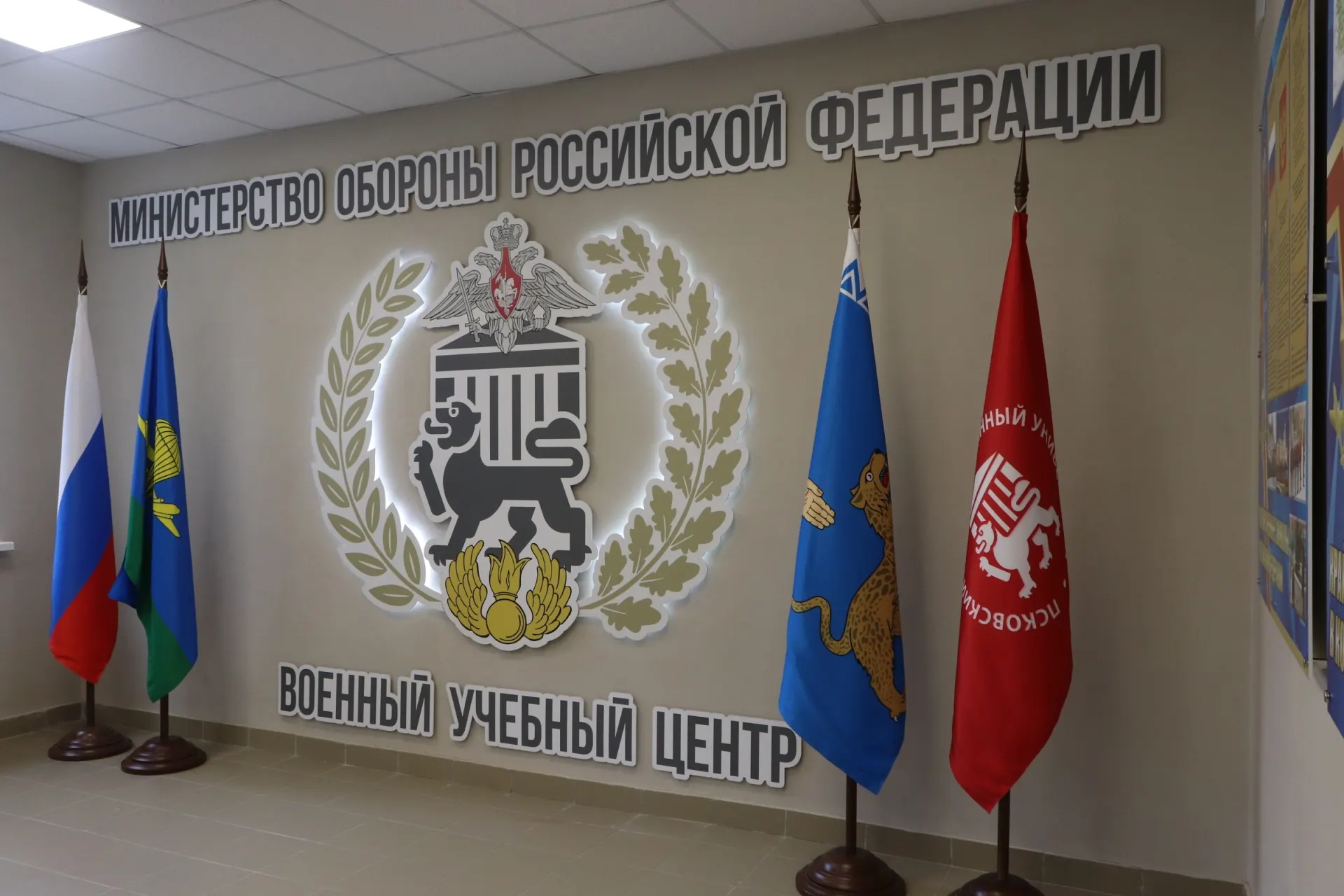 Суды по всей России рассматривают десятки дел, в которых университеты отчисляют студентов военно‑учебных центров и требуют возместить плату за учёбу за отказ заключать военный контракт. Суммы взысканий достигают миллионов рублей.