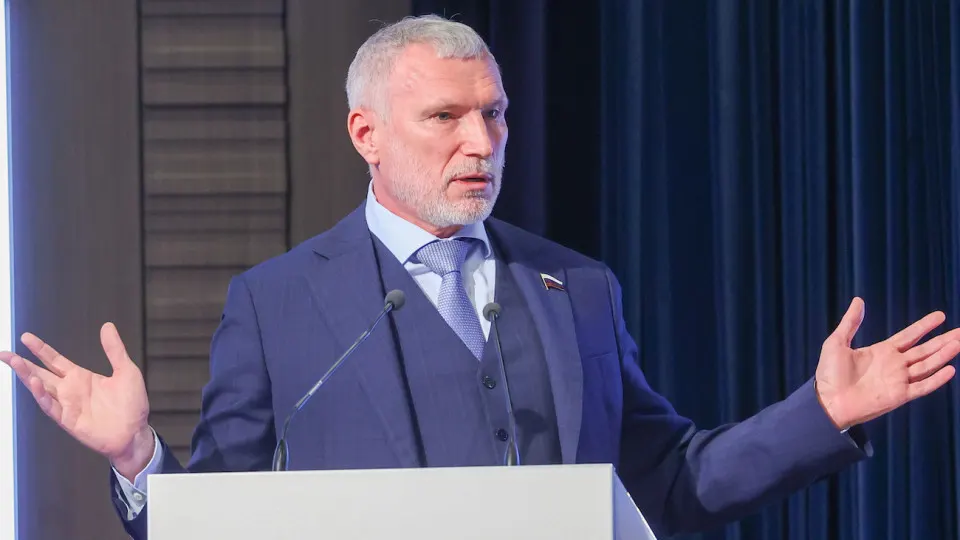 Первый зампред комитета Госдумы по обороне раскритиковал инвестиции россиян в SpaceX из‑за поддержки Starlink украинским военным и предложил внести зарубежные компании в списки террористических организаций, чтобы прекратить их финансирование.