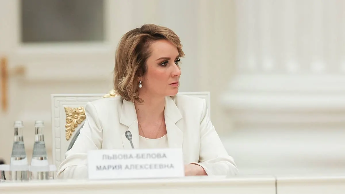 Уполномоченная по правам ребёнка Мария Львова‑Белова сообщила, что первая леди США вместе с международными структурами участвует в возвращении детей к семьям; в 2023 году Международный уголовный суд выдал ордеры на арест Львовой‑Беловой и Владимира Путина.
