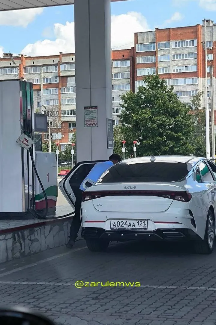 Очевидцы сообщили, что автомобиль из правительственного гаража заправлялся на станции, где для остальных клиентов висели таблички о недоступности колонок.