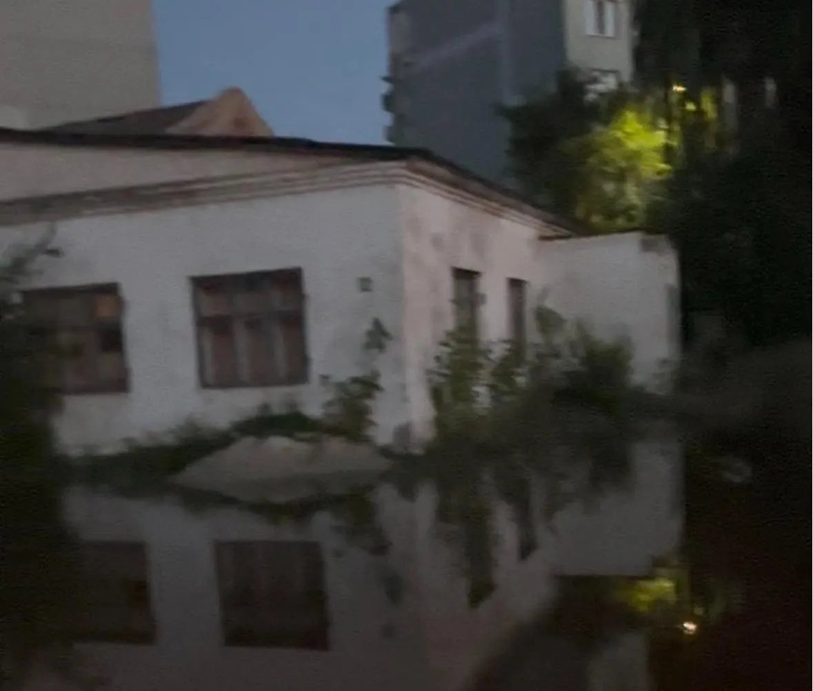 Жители улицы Красноуфимской жалуются на двухмесячную утечку питьевой воды: постоянная сырость, запах и лягушки, обращения не дали результата. В «Концессиях водоснабжения» и администрации уточняют, чья труба повреждена и когда устранят утечку.
