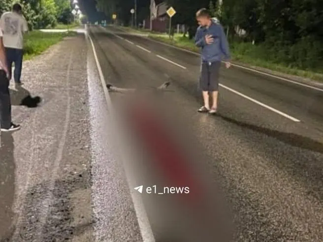 34‑летнего мужчину задержали по делу о смертельном наезде; версия о ножевом ранении не подтвердилась, следствие рассматривает ДТП.