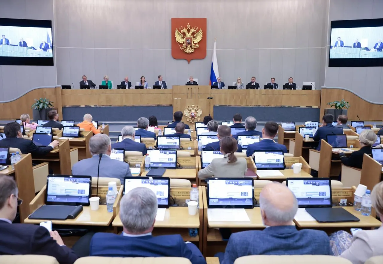 Анализ PBN по данным системы законотворчества показал: Госдума утверждает 84% правительственных и 99% президентских законопроектов, в то время как проходимость депутатских инициатив составляет около 25%.