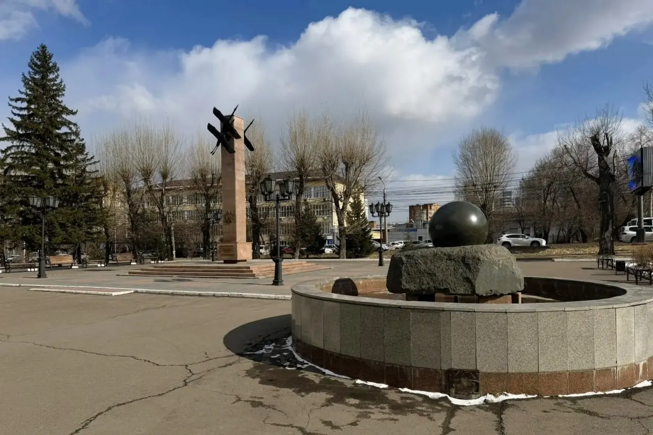 Чашу фонтана и инженерные сети признали критически повреждёнными, поэтому решили не восстанавливать их в прежнем виде. На площади сделают «сухой» фонтан с форсунками вровень с брусчаткой, а гранитный шар отправили на склад для дальнейшего использования в другом месте.
