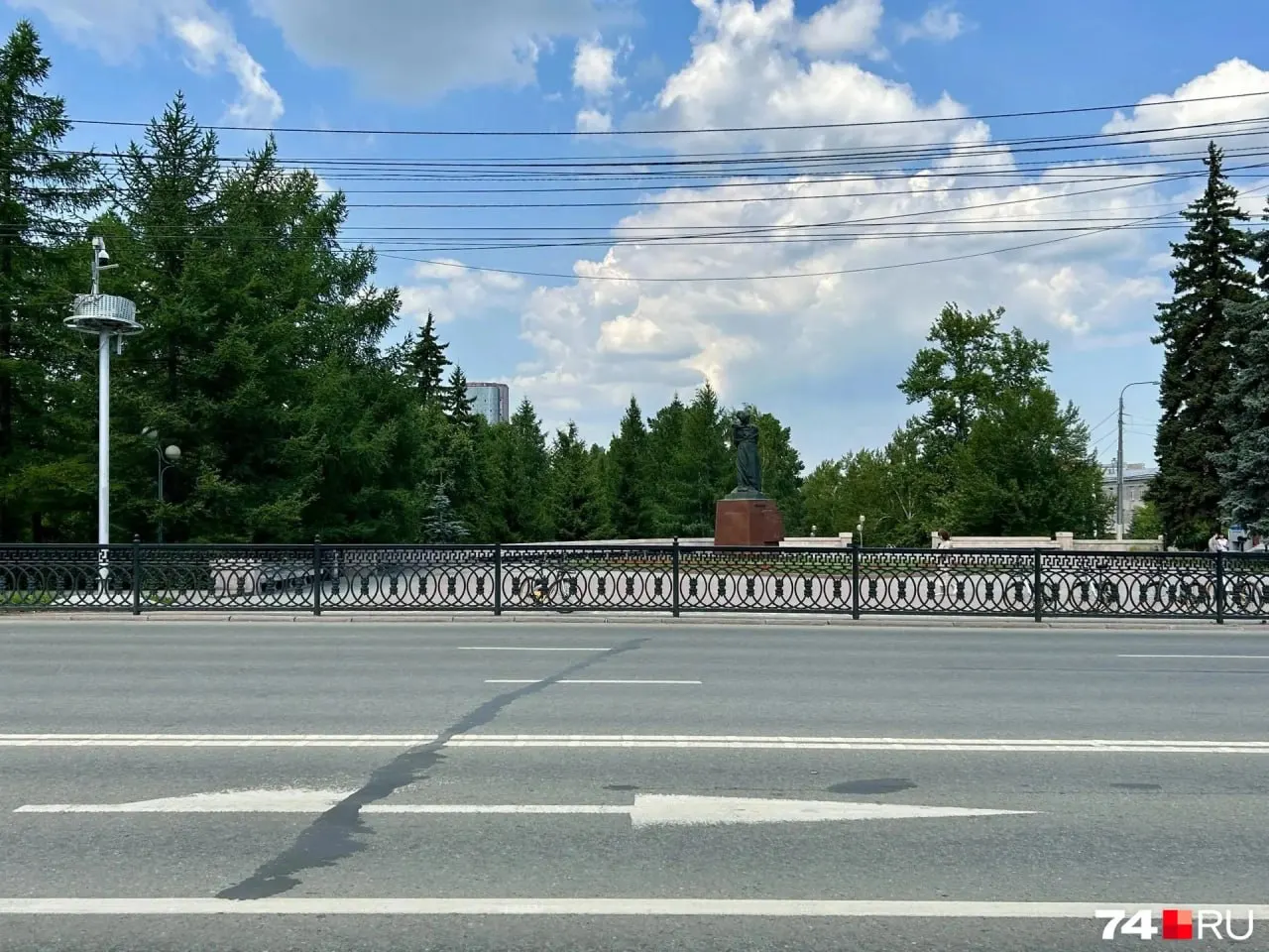 Подвесные горшки сняли из-за повреждений от городской среды и вандалов; их обещают вернуть и обновить посадки на следующей неделе.