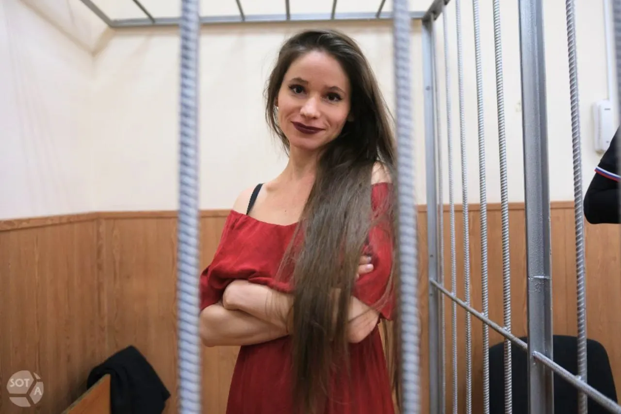 Антонина Фаворская, осуждённая по делу о сотрудничестве с «экстремистским» сообществом, рассказала, что после встречи с адвокатом её признали виновной в ношении хвостика и выписали два рапорта.
