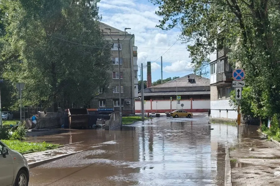 После шторма на ул. Диккенса в центре Калининграда образовалась глубокая лужа: в ней глохли автомобили, перед ней поставили знак «кирпич». Местные отмечают, что участок недавно благоустроили в рамках ремонта ул. Галицкого, но проблема с подтоплением осталась.