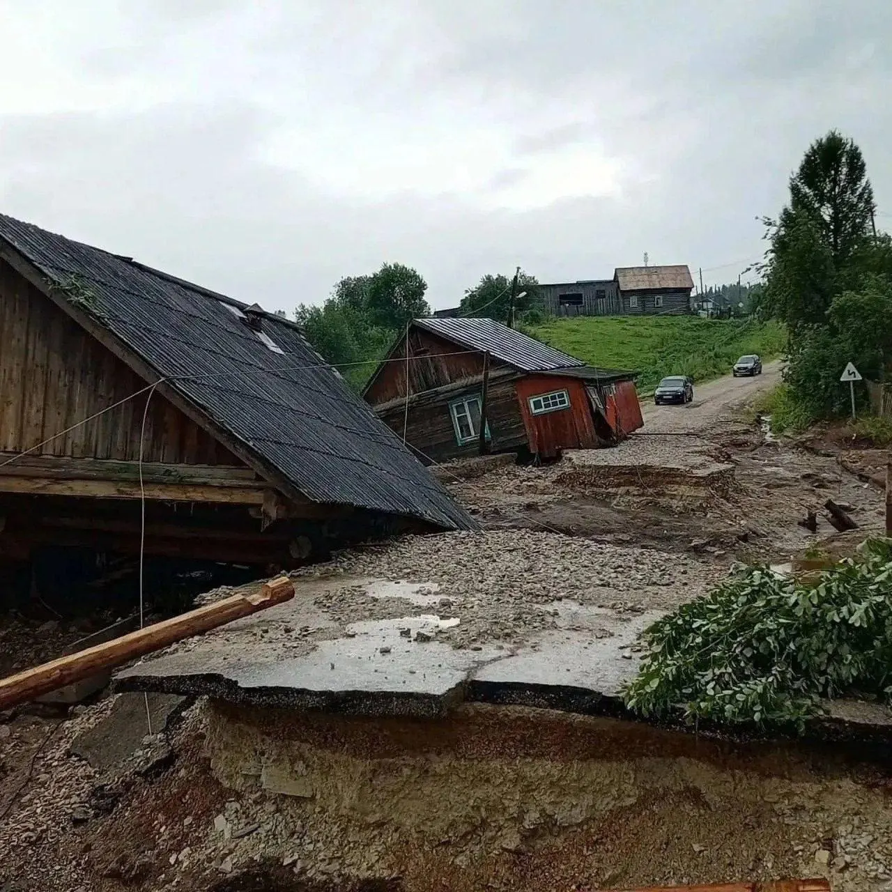 В Октябрьском округе Пермского края сильные ливни подтопили 53 дома (48 из них в селе Ишимово). Жители отказываются от эвакуации, вода отступила частично в ряде населённых пунктов, но несколько сёл остаются под угрозой.