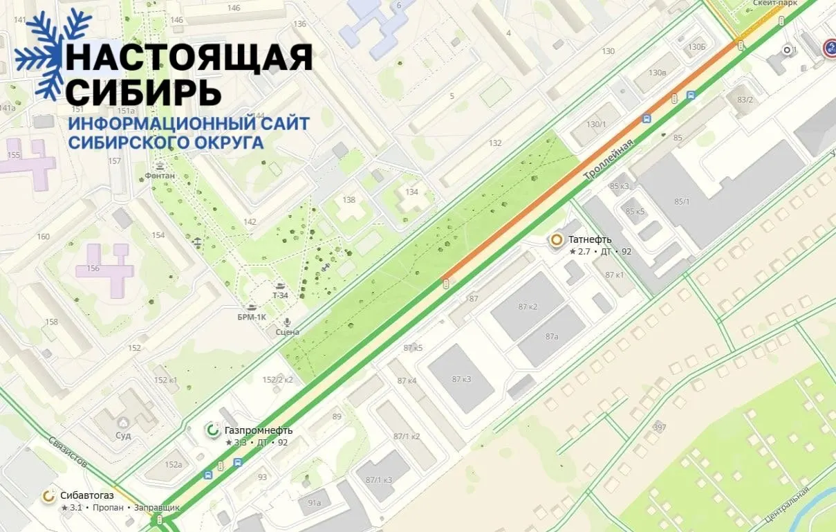На АЗС в Новосибирске образовался крупный затор: по данным карт у заправки одновременно находилось около 50 автомобилей, водители жалуются, что стоят более двух часов без движения.
