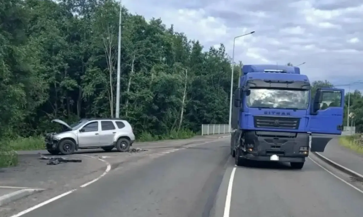 В Шелтозеро 3 июля водитель Renault не уступил дорогу тягачу Sitrak; 25‑летняя пассажирка и её двухлетняя дочь госпитализированы, ребёнок находился на руках у матери.