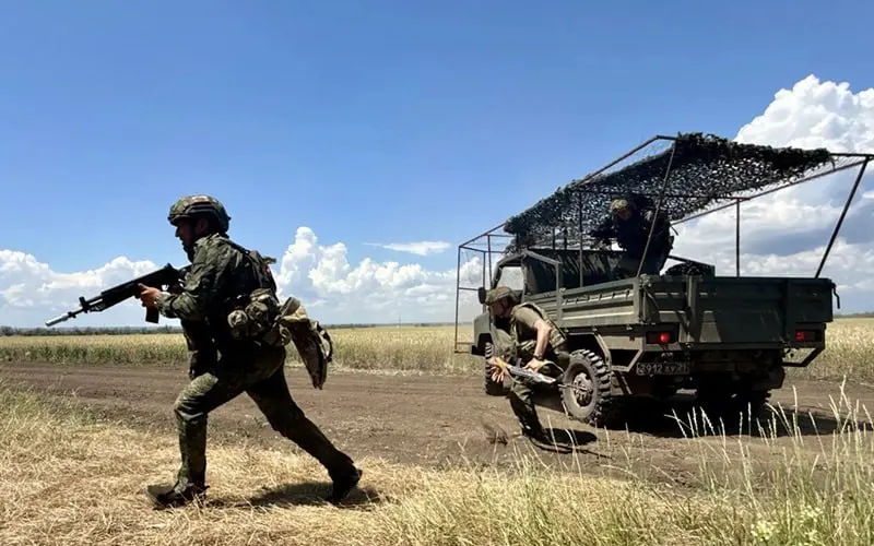 Депутат от Томской области сообщил о случаях, когда военнослужащих, пропавших при выполнении задач в СВО, сначала признавали «СОЧ» и тем самым лишали семьи денежного довольствия. После обращений в прокуратуру статусы меняли и выплаты оформляли; также поступают жалобы на долгие задержки компенсаций погибшим.