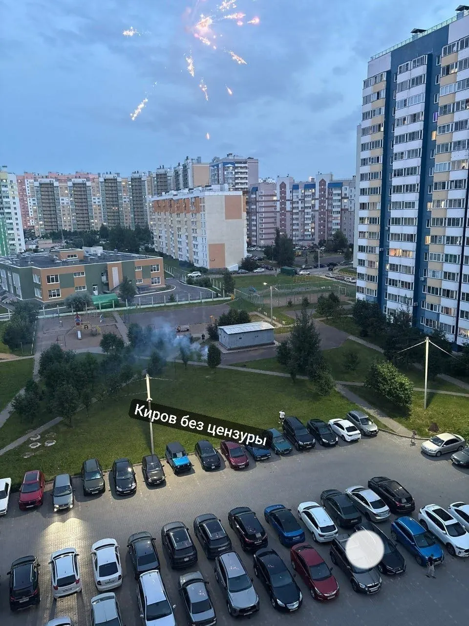 Жильцы сообщили, что около 20:45 во дворе прогремели фейерверки; после запуска участники сели в серебристую Camry и уехали. Просят проверить записи с камер и принять меры.