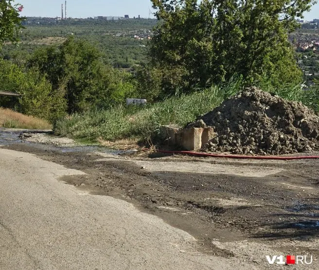 Жители Ворошиловского района нашли поток дурно пахнущей жидкости, исток шёл из ярко‑оранжевой трубы, уходящей вглубь дачного массива. Причины и источник сброса выясняются.