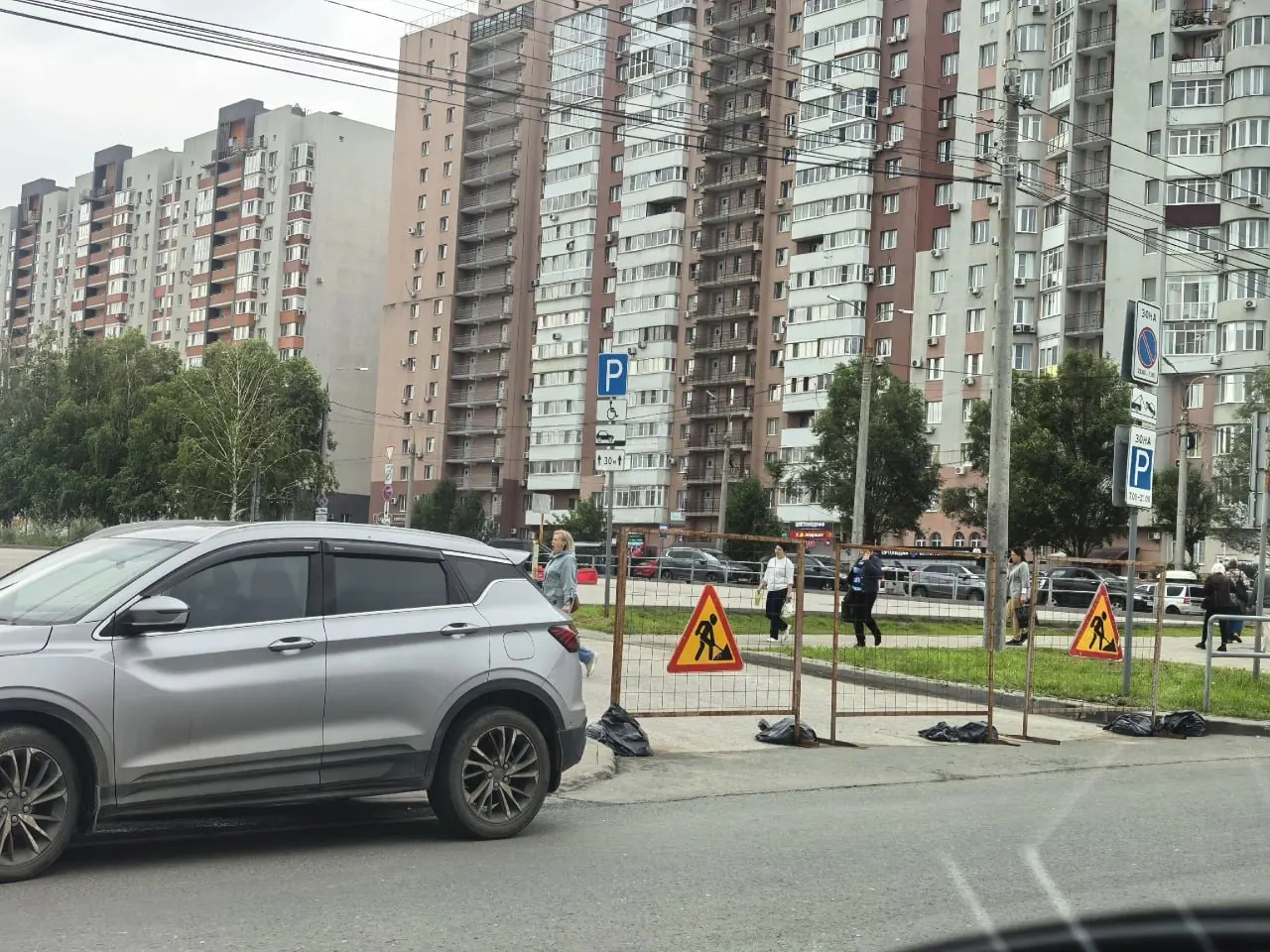 Парковка у онкоцентра перекрыта, автомобили встают в несколько рядов — люди жалуются на невозможность припарковаться рядом с больницей. Власти района заявили, что участок принадлежит жилому дому и планируются ремонтные работы.