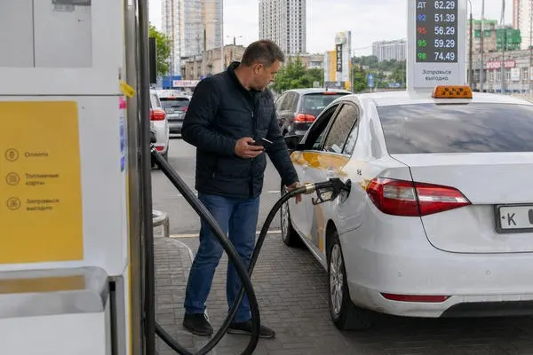 Водители такси стали реже брать заказы на большие расстояния: из отдалённых районов сложнее уехать в Екатеринбург, пассажирам порой приходится обращаться к частным извозчикам и платить дороже.