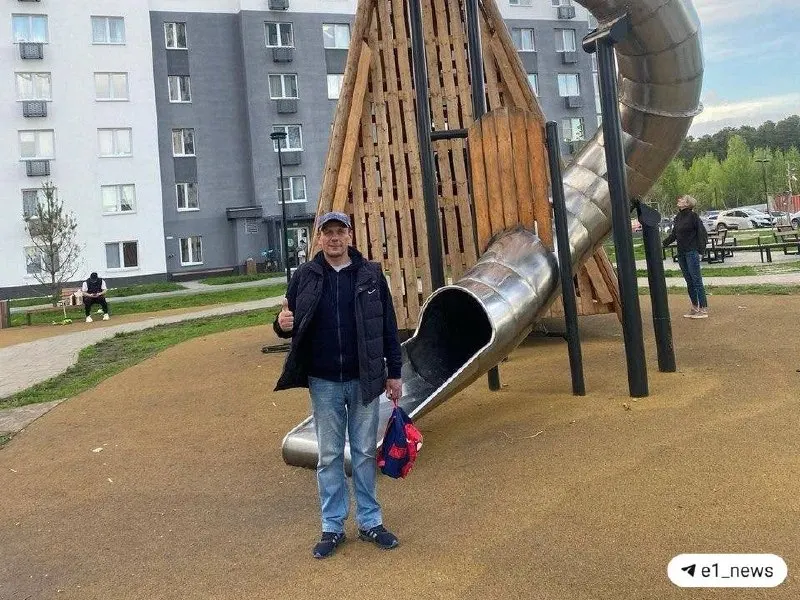 Рабочего придавило металлическим листом на заводе; суд обязал выплатить семь миллионов родственникам, по факту смерти возбуждены уголовные дела за нарушение охраны труда и причинение смерти по неосторожности.