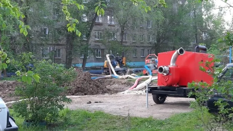 После прорыва коллектора собственникам квартир рекомендовали самим заняться дезинфекцией подвальных помещений. Администрация пообещала провести совещание для определения ответственных и снижения расходов для граждан.