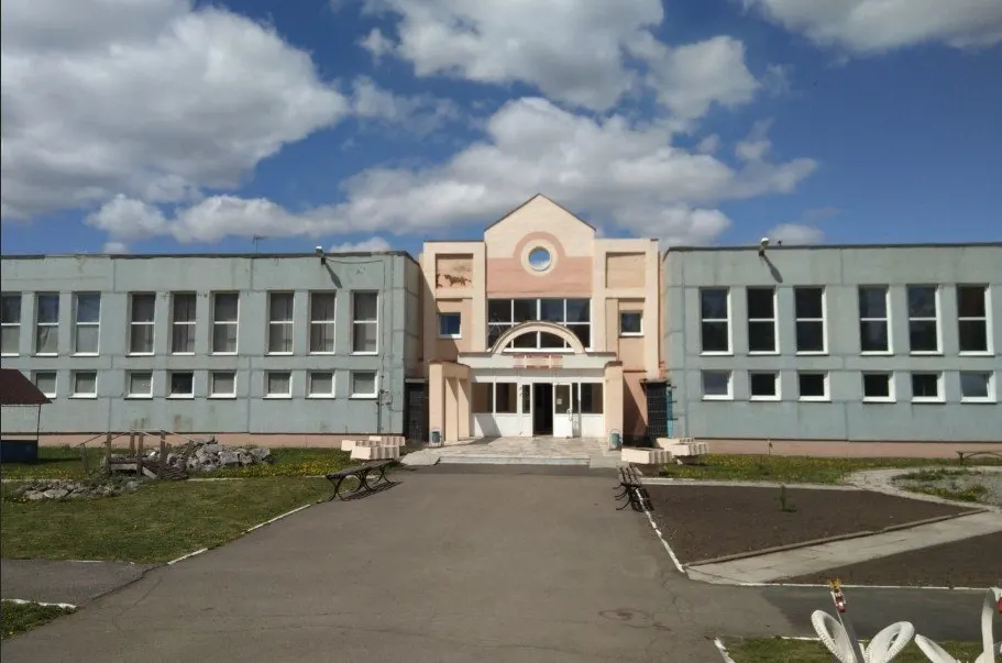 В детском доме на Южном в Кемерове у воспитанников изымали паспорта и применяли жестокое обращение. На видео видно, как соцпедагог толкает мальчика с переломом ноги; по факту возбуждено уголовное дело об халатности.
