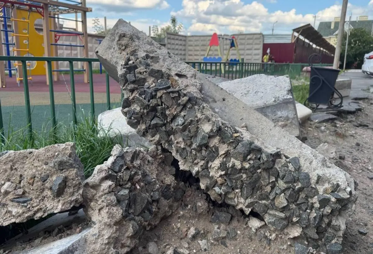 Жильцы дома №159 на улице Октябрьской в Омске через суд добились, чтобы «Тепловая компания» восстановила асфальт после ремонта теплотрассы до 1 ноября 2026 года. За каждый день просрочки суд назначил неустойку 500 рублей.