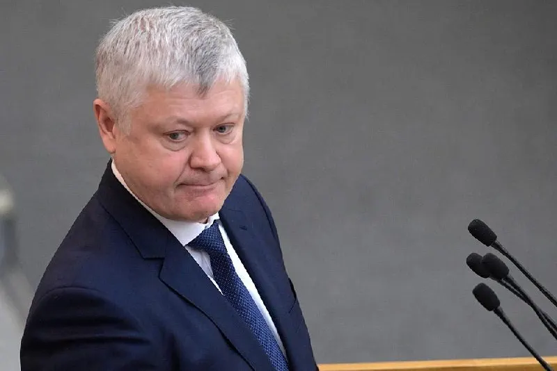 Председатель комитета по безопасности сообщил, что из России вывели свыше 360 иностранных организаций, более 60 — по материалам его комиссии; отмечено принятие 46 законов в интересах защиты суверенитета.
