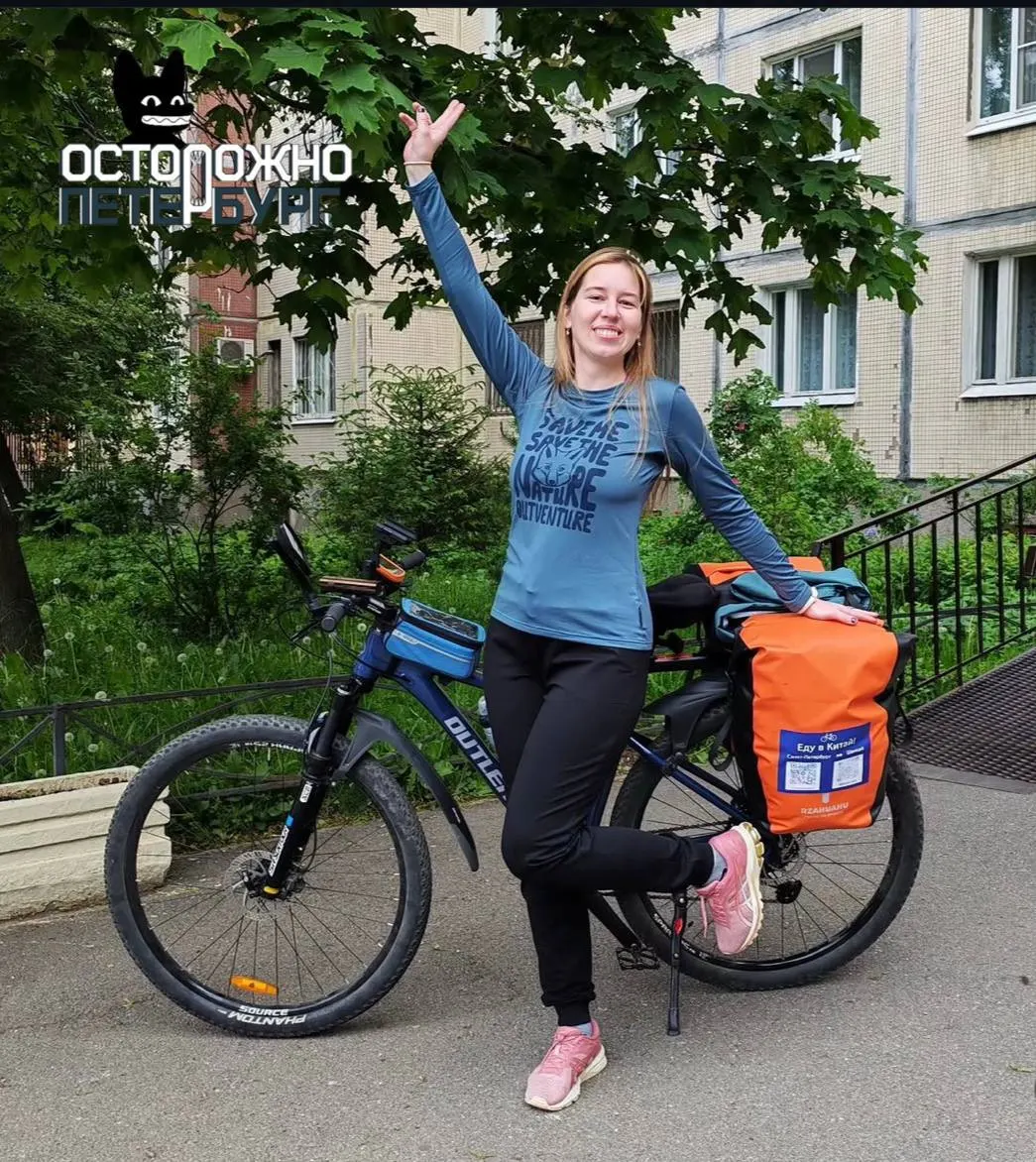 Она планирует преодолеть около 12 тысяч километров, за месяц доехала до Тюмени, делится заметками в соцсетях, принимает помощь от людей и продолжает путь несмотря на травму руки.