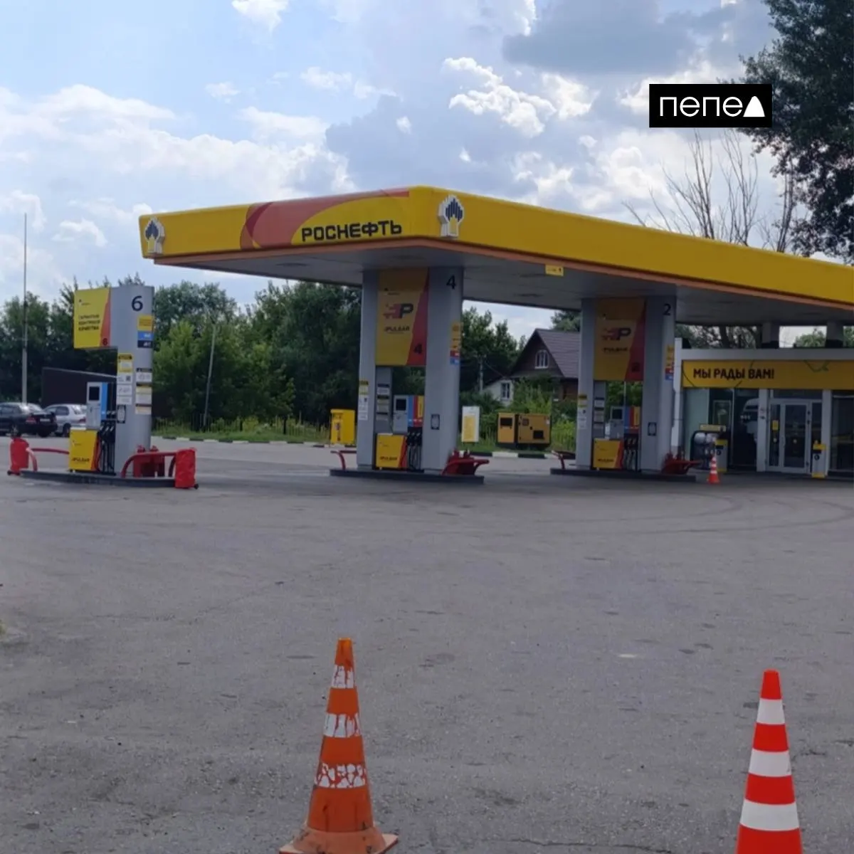 В регионе отмечают большие очереди на АЗС «Роснефть», ограничивают отпуск топлива в канистры и полные баки; власти запросили дополнительные поставки для стабилизации ситуации.