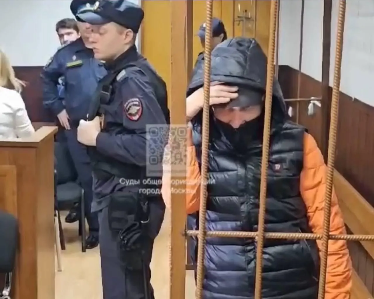 Житель Йошкар-Олы Дмитрий Леонтьев подписал контракт с Минобороны и утратил статус ответчика по иску, связанному с продажей квартиры артистки; ранее ему дали семь лет и штраф.