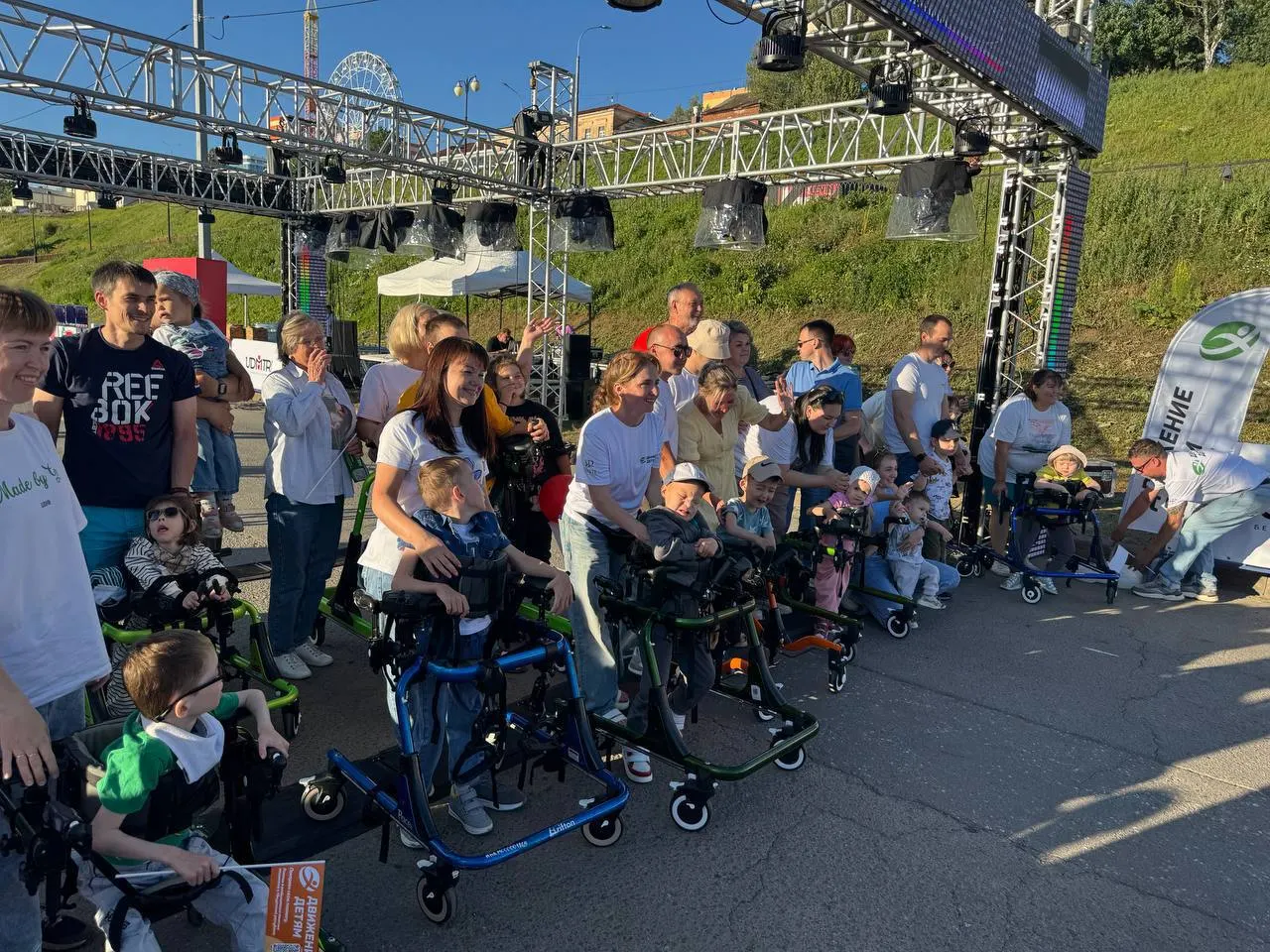 На набережной Ижевска пройдёт ночной забег BabyWalk для детей и подростков с тяжёлыми двигательными нарушениями; организаторы приглашают к участию и поддержке.
