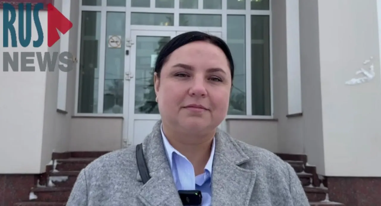Двое полицейских требовали по 50 тысяч рублей у адвоката, обвиняя её в «клевете» после просьбы о проверке их действий. Суд отклонил иск; ранее попытка лишить адвоката статуса через адвокатскую палату также не увенчалась успехом.