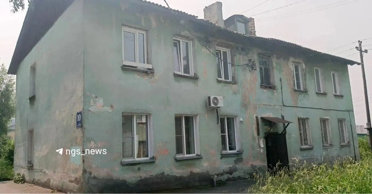 Жильцы дома на улице Катодной, 10 жалуются на протекающие потолки, прогнившие полы и повреждённую крышу. Дом планировали отремонтировать, но позже исключили из программы капитального ремонта из‑за износа более 70%.