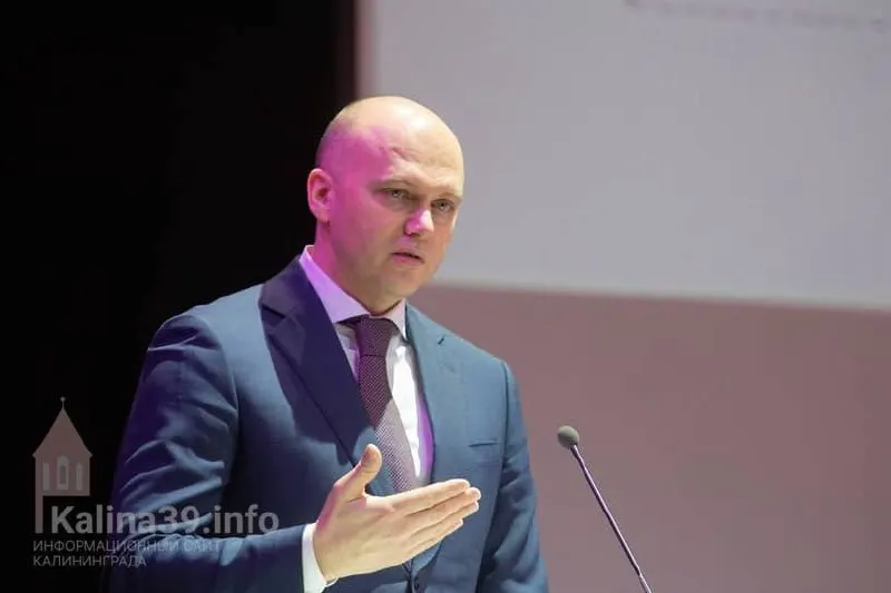 Глава региона заявил, что средняя зарплата составляет около 80 тыс. рублей. По итогам 2025 года область заняла 41-е место по уровню зарплат и 12-е — по темпам их роста. Также он прокомментировал меры по сдерживанию цен и работу программы «синих ценников».