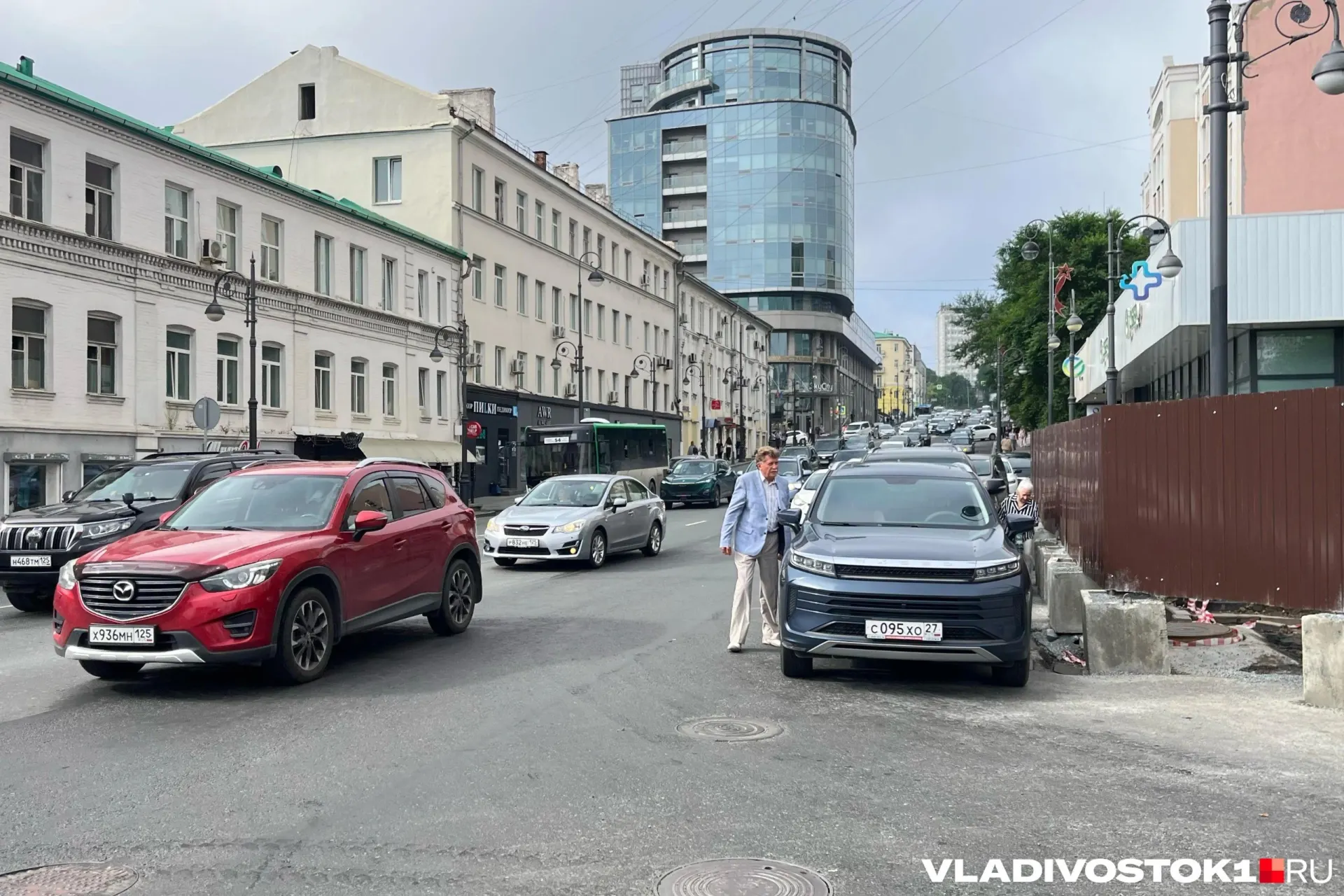 Из‑за подготовки салюта к Дню города временно ограничат движение и закроют парковки на участке Светланской и муниципальной стоянке на Корабельной Набережной — автовладельцев просят заранее убрать машины.