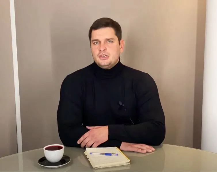 Дорогомиловский районный суд Москвы признал Кирилла Качура виновным в непредоставлении сведений, обязательных для «иностранного агента», и назначил штраф в 50 тысяч рублей. Ранее блогера внесли в реестр иноагентов.